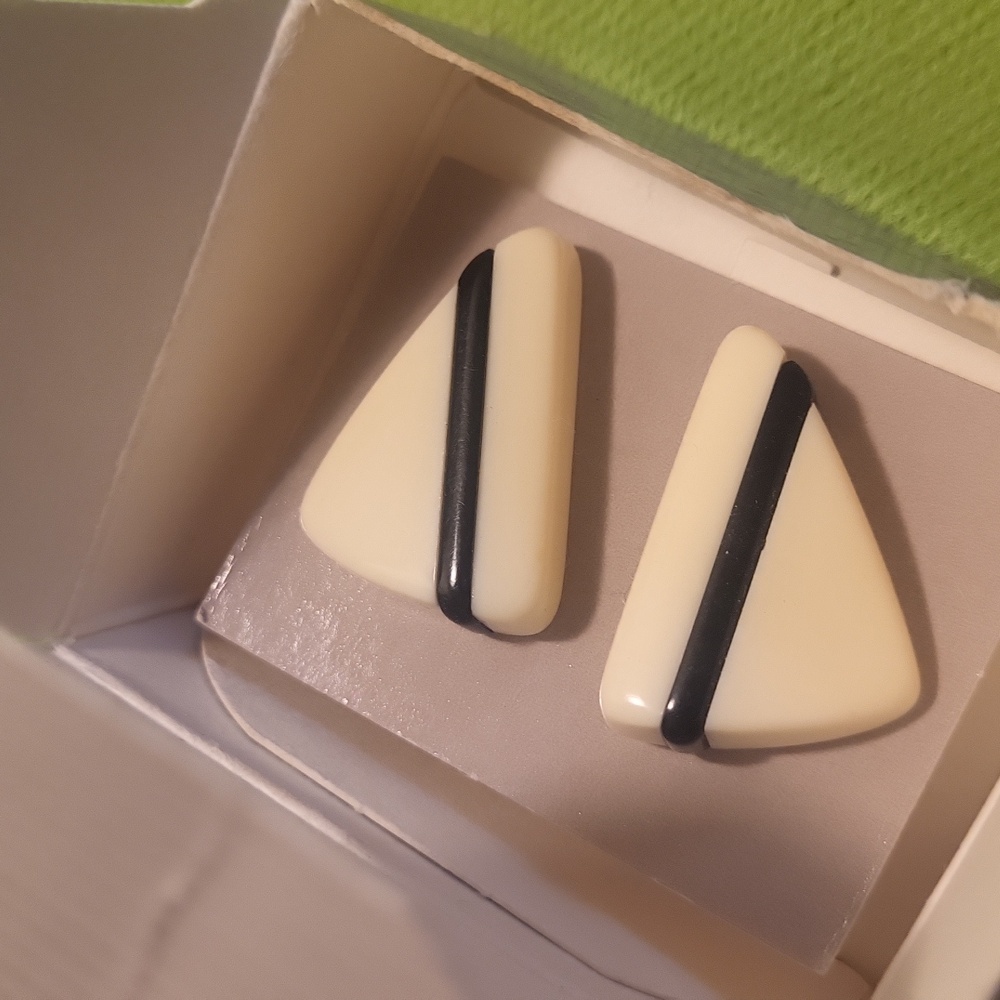 New In Box  Vintage Avon black white triangle post earrings 1986